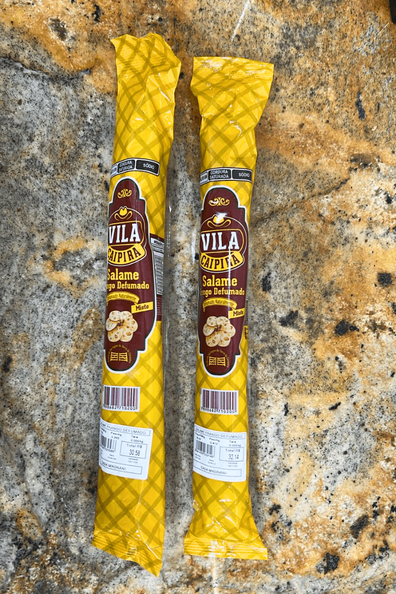 Duas unidades de Salame de Frango Defumado Vila Caipira em embalagem amarela característica, destacando a produção natural na Serra da Canastra.