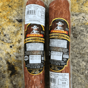 Duas peças de Salaminho Italiano Curado Calibre 50 da linha O Bom da Canastra embaladas a vácuo, exibindo rótulo com ilustração de vaca e informações nutricionais.