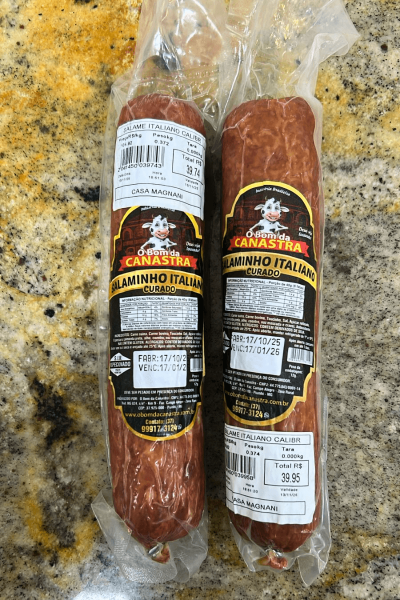 Duas peças de Salaminho Italiano Curado Calibre 50 da linha O Bom da Canastra embaladas a vácuo, exibindo rótulo com ilustração de vaca e informações nutricionais.