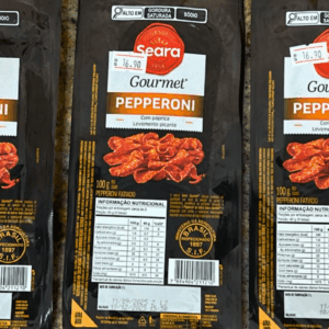 Embalagens de 100g de Pepperoni Fatiado Seara Gourmet, destacando a cor escura da embalagem, a foto do pepperoni com páprica e os selos de inspeção S.I.F. 1897.