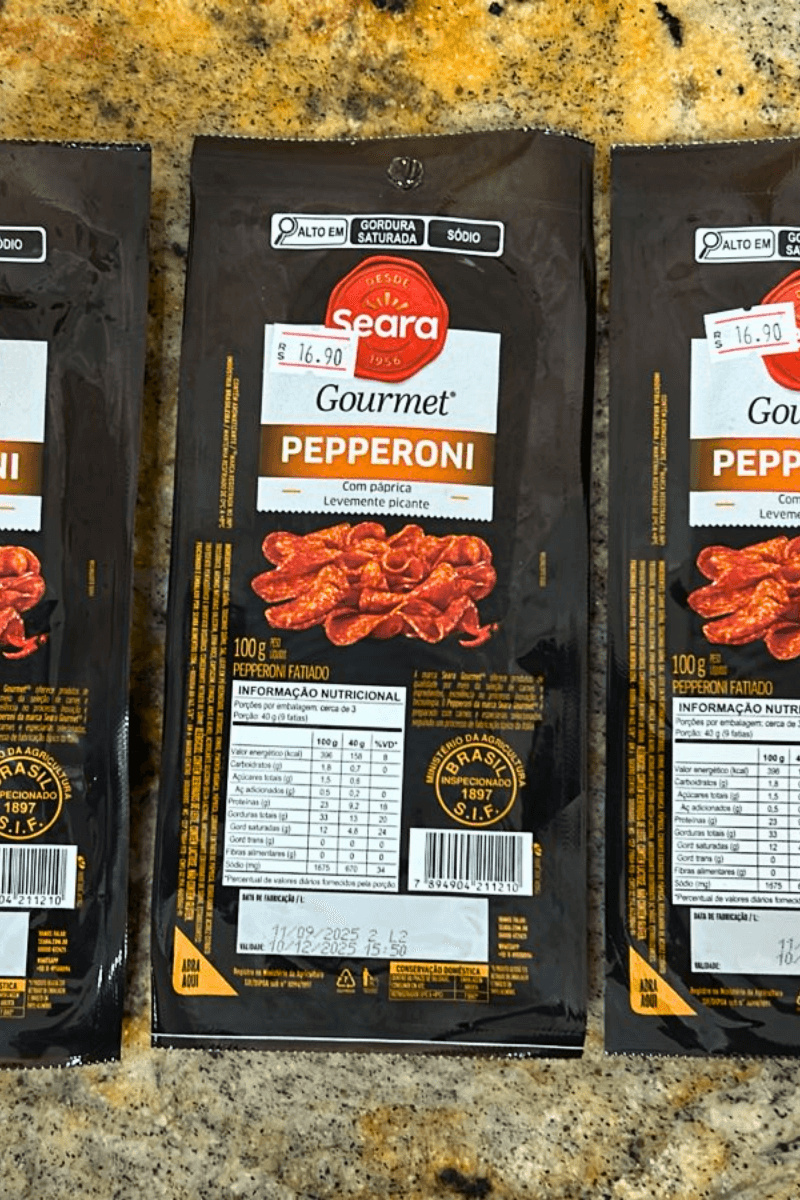 Embalagens de 100g de Pepperoni Fatiado Seara Gourmet, destacando a cor escura da embalagem, a foto do pepperoni com páprica e os selos de inspeção S.I.F. 1897.