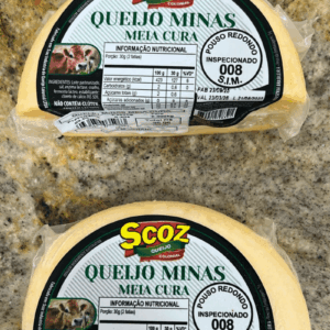Peças fracionadas de Queijo Minas Meia Cura da marca Scoz, embaladas a vácuo, com rótulo branco e verde destacando a imagem de uma vaca e o selo de inspeção S.I.M. 008 de Pouso Redondo.