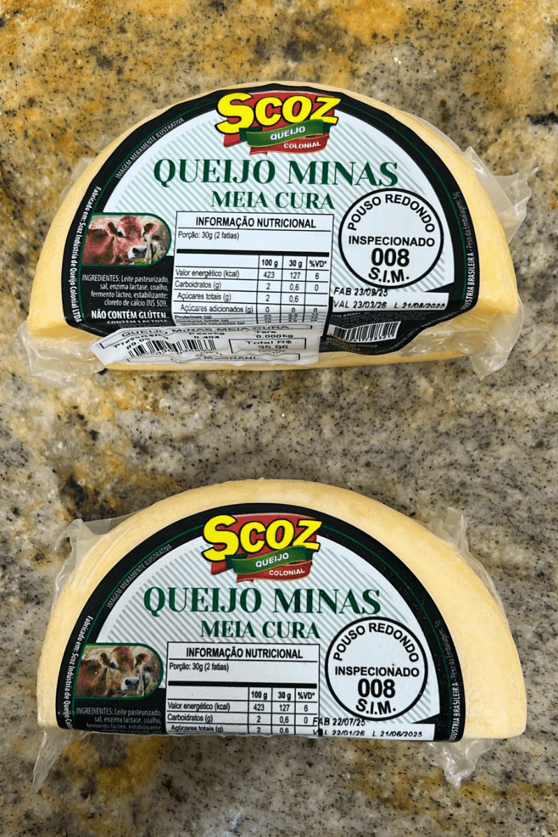 Peças fracionadas de Queijo Minas Meia Cura da marca Scoz, embaladas a vácuo, com rótulo branco e verde destacando a imagem de uma vaca e o selo de inspeção S.I.M. 008 de Pouso Redondo.