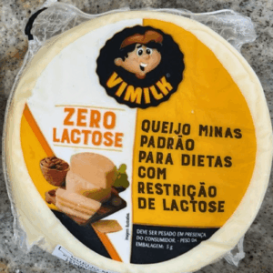 Peça inteira de Queijo Minas Padrão Zero Lactose da marca Vimilk, com embalagem amarela e branca destacando a frase "Para dietas com restrição de lactose" e o logotipo da marca.