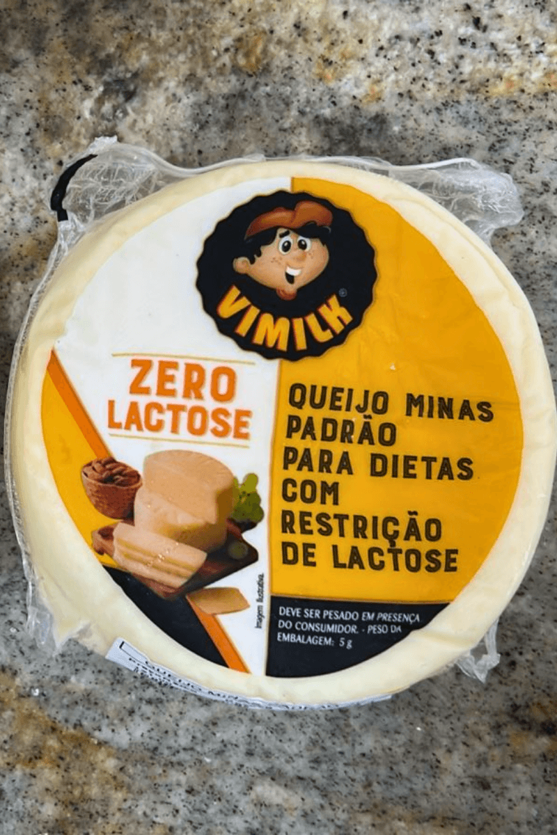 Peça inteira de Queijo Minas Padrão Zero Lactose da marca Vimilk, com embalagem amarela e branca destacando a frase "Para dietas com restrição de lactose" e o logotipo da marca.